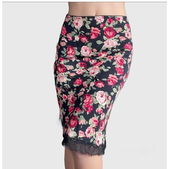 NWOT Kimchi Blue Black & Pink Floral Rose Print Lace Trim Skirt Size: S - Picture 1 of 8